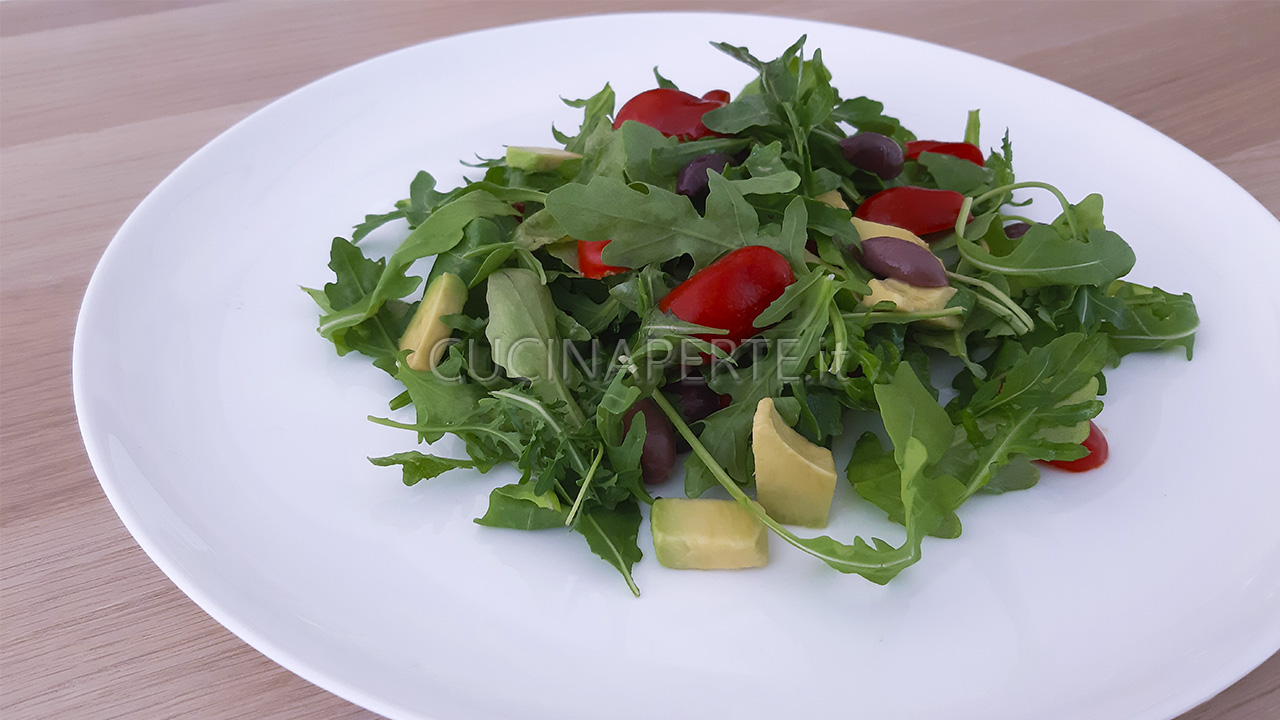 Insalatina verde con avocado fresco